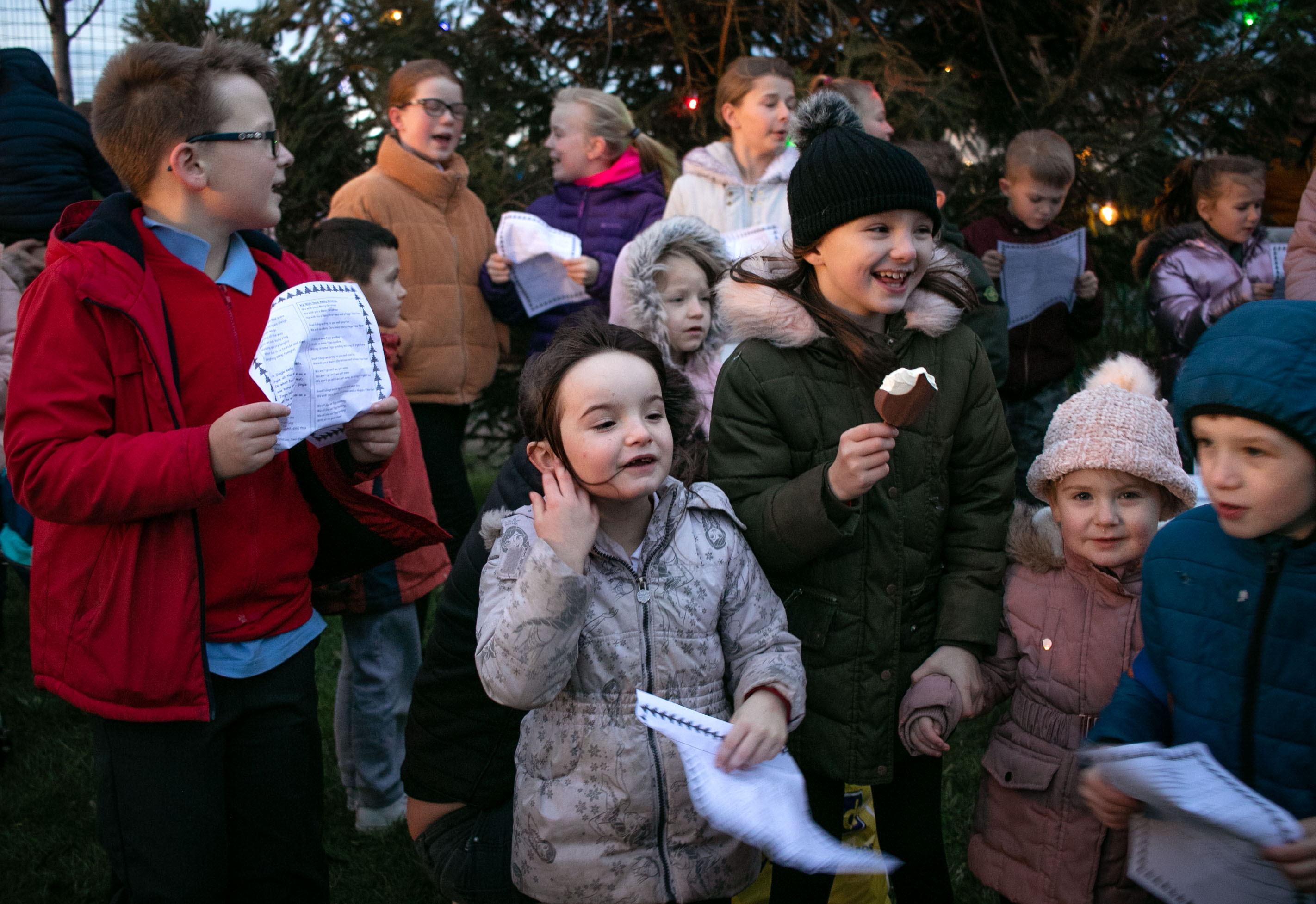 Singing around the Christmas tree G ka